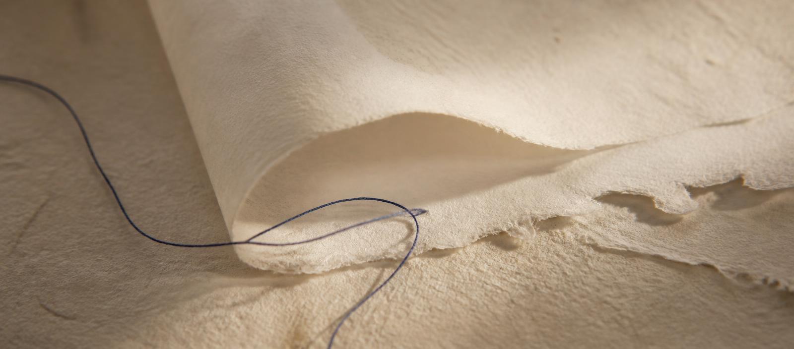 Superficie de papel artesanal con textura cálida